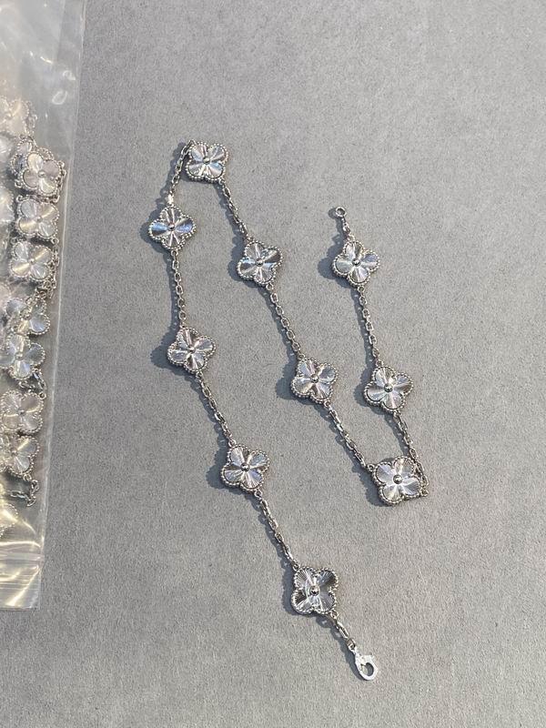 Van Cleef & Arpels necklace 03lyh56